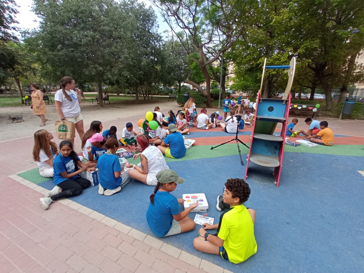 Entrega de juguetes educativos a niños y niñas de la Escuela de Verano de Torrefiel